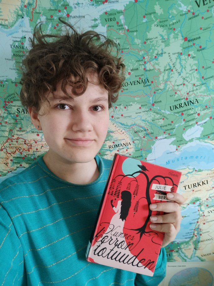 Nuori oppilas kirja kädessä.