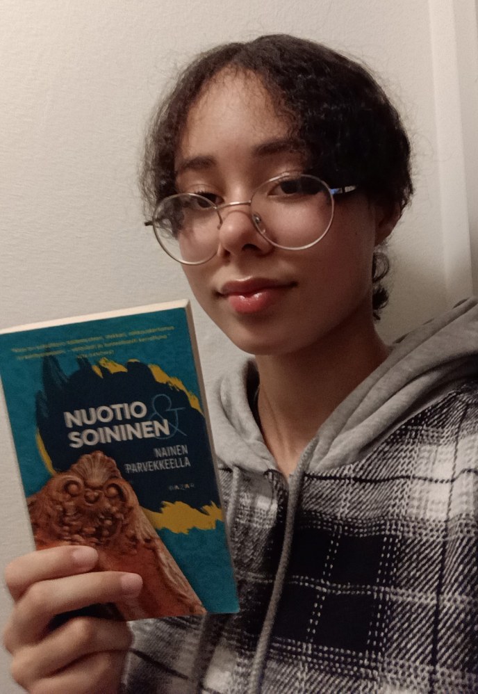 Nuori oppilas kirja kädessä.