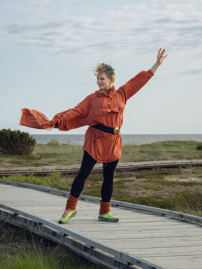 Heli Laaksosen kuva, jossa hän poseeraa Hailuodon kävelysilloilla. 