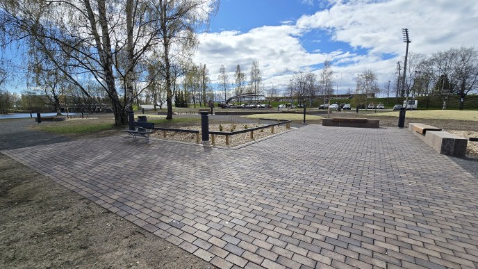 Kuvassa laatoitettu alue ja sininen taivas.