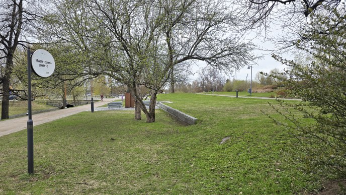 Kuvassa vihreä nurmialue ja pilvinen taivas.