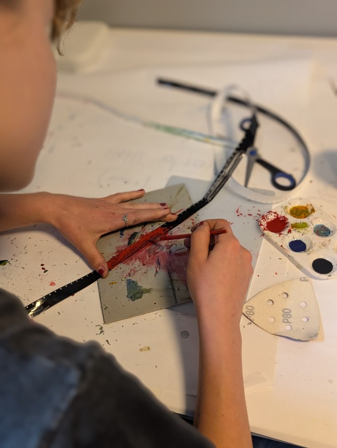 henkilö pirtää ja värittää kuvaa