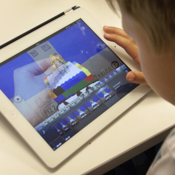 kuvassa lapsi katsoo ipadia