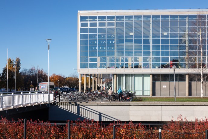 Syksyinen kuva keskustakirjasto Saaresta ennen remonttia.