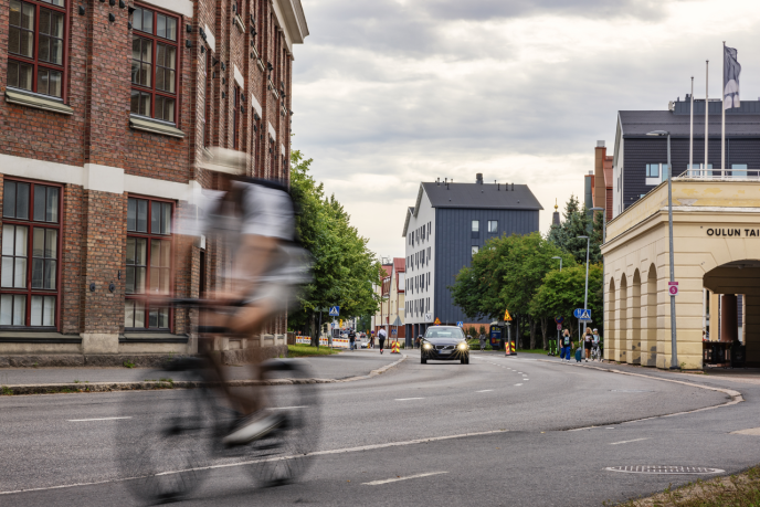 Pyöräilijä keskustassa.