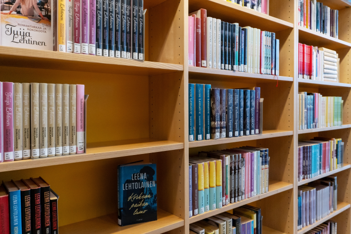 Kirjoja kirjahyllyssä.