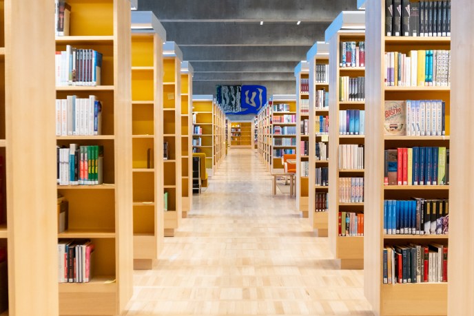 Näkymä keskustakirjasto Saaresta. Kirjahyllyjä ja taideteos.