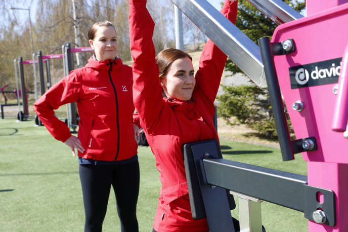 Harjoittelee ulkokuntosalilla.