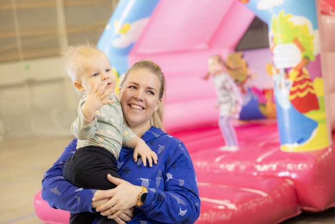 Lapsi vanhemman sylissä.