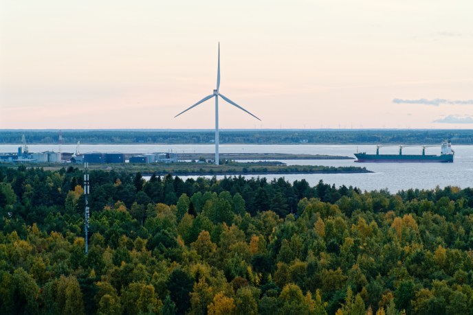 Vihreäsaari, tuulivoimala ja laiva Oulun edustalla