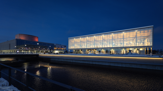 Valaistu rakennus ilmakuvassa.