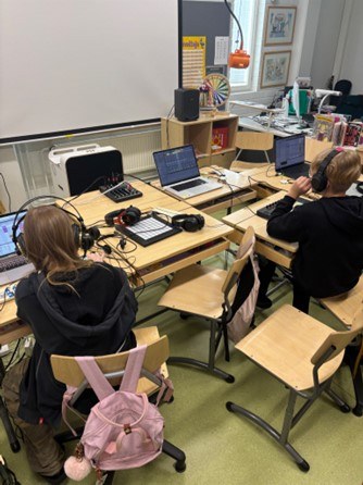 Kellon koulun oppilaita työpajassa.