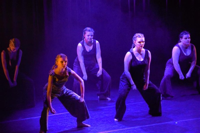 Oulu-opiston opiskelijoiden tanssiesitys. 