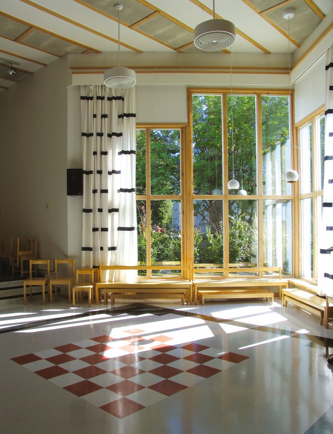 Päiväkodin valoisa aulatila.