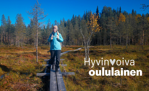 Nainen kävelee polulla syksyisessä metsässä.