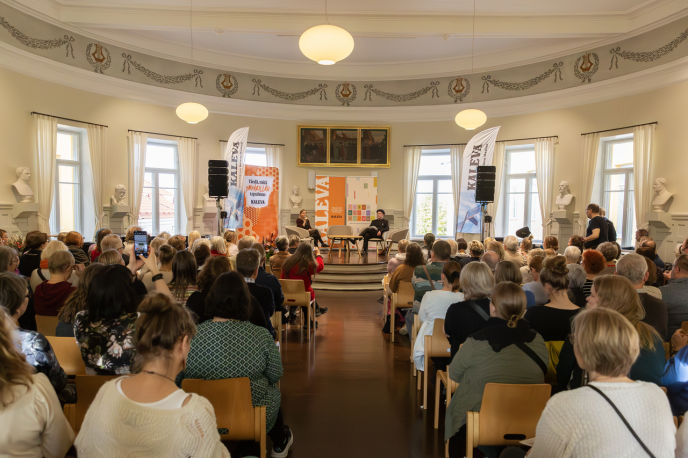 Oulun kirjamessujen yleisöä lyseon salissa