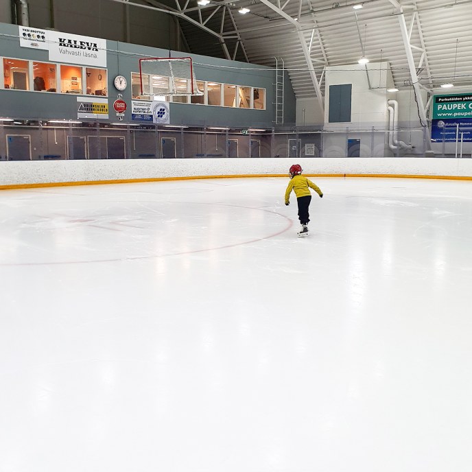 lapsi luistelee jäähallissa